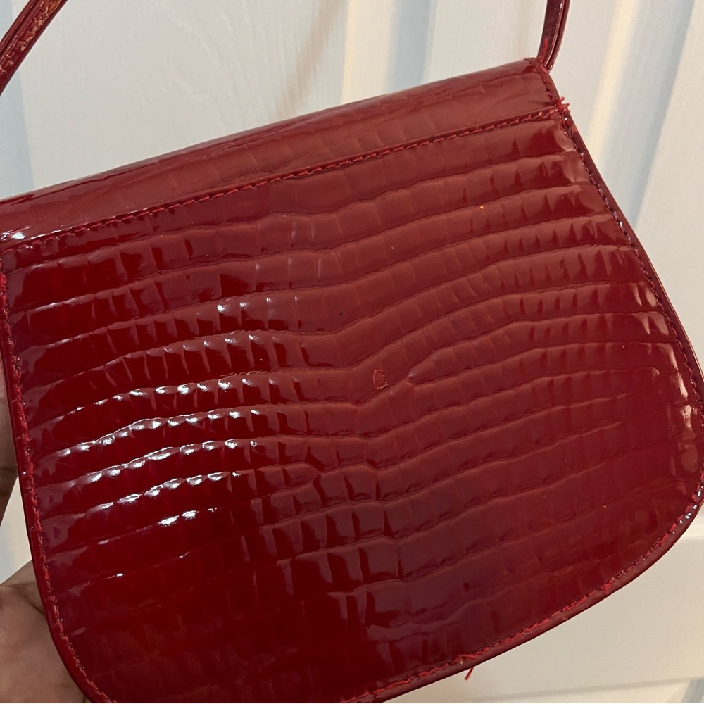 Red Croc-Embossed Women's Shoulder Bag with Flap Closure - Picture 4 of 5